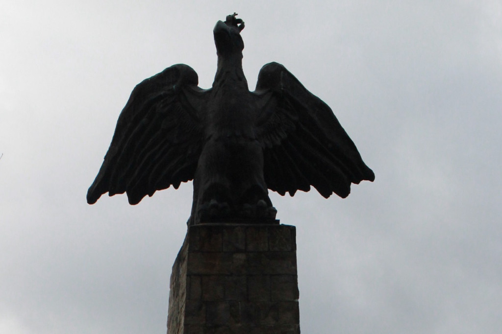 Złożenie kwiatów pod pomnikiem