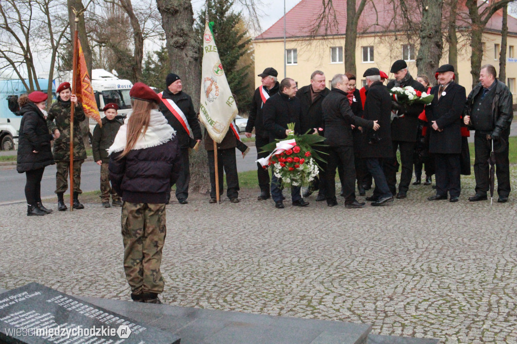 Złożenie kwiatów pod pomnikiem