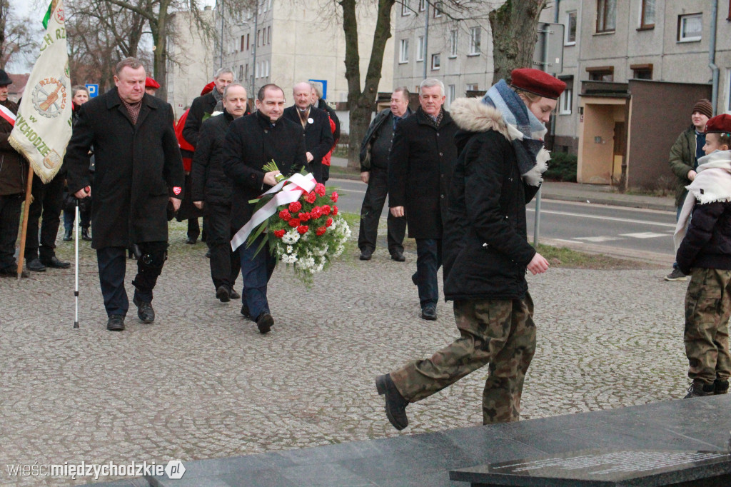 Złożenie kwiatów pod pomnikiem