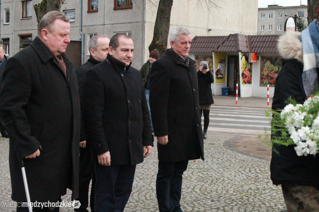 Złożenie kwiatów pod pomnikiem