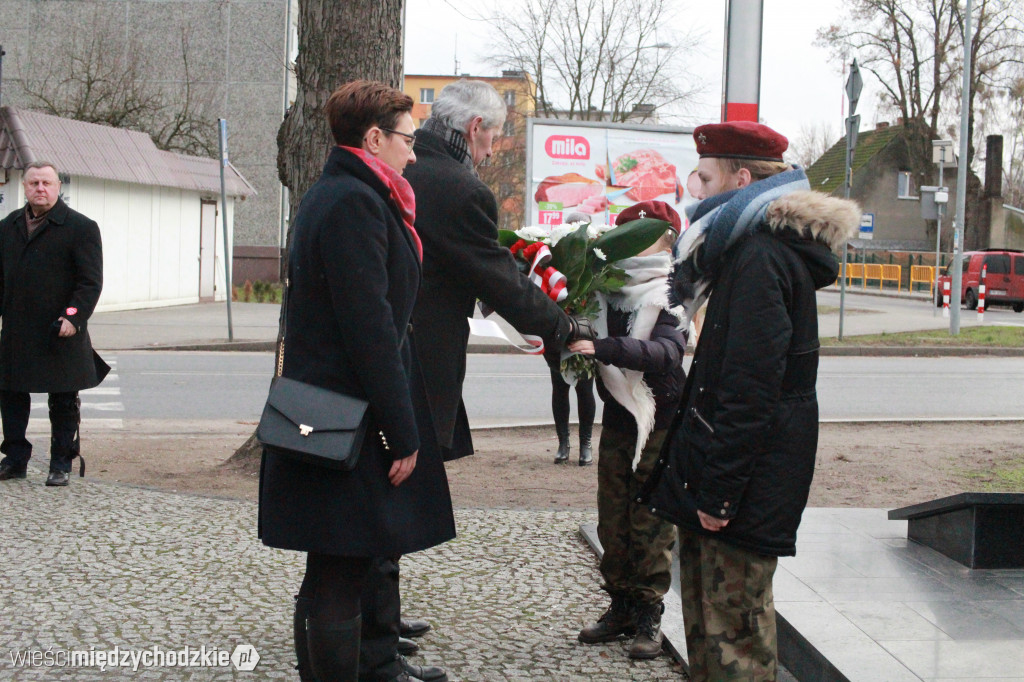 Złożenie kwiatów pod pomnikiem