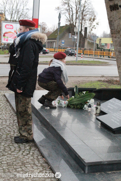 Złożenie kwiatów pod pomnikiem