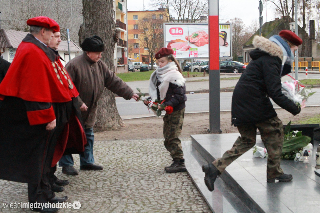 Złożenie kwiatów pod pomnikiem