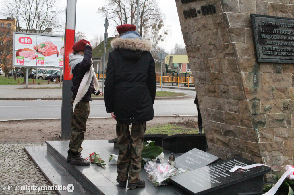 Złożenie kwiatów pod pomnikiem