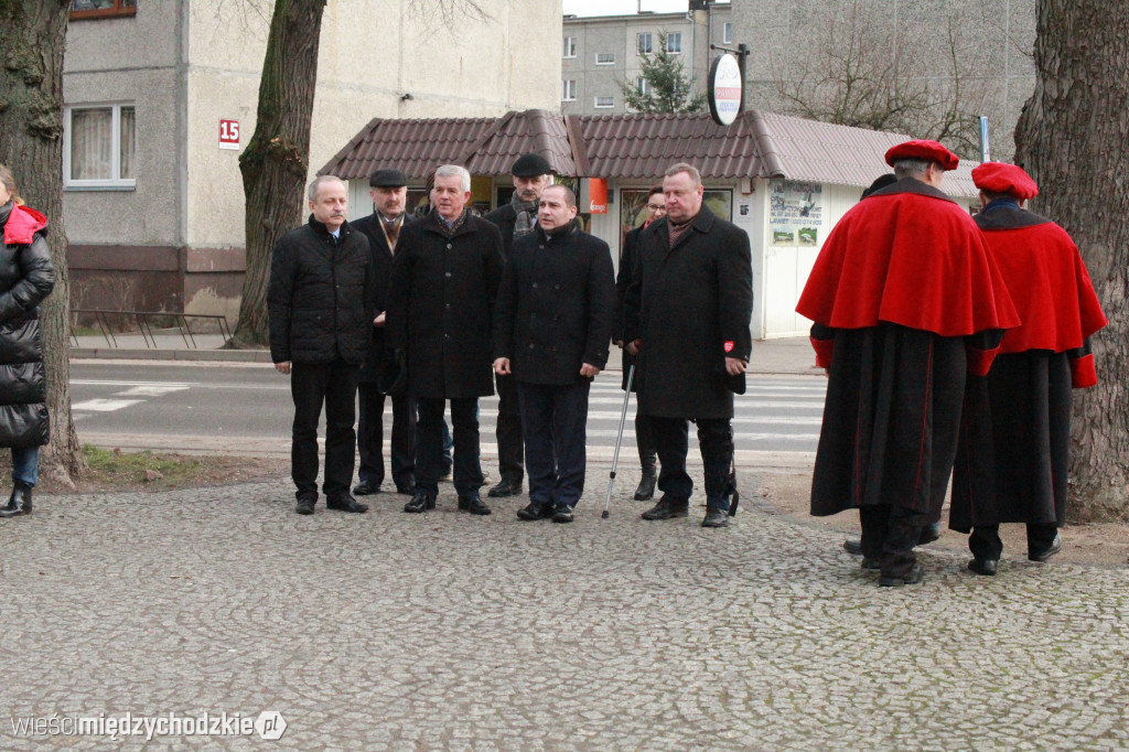 Złożenie kwiatów pod pomnikiem