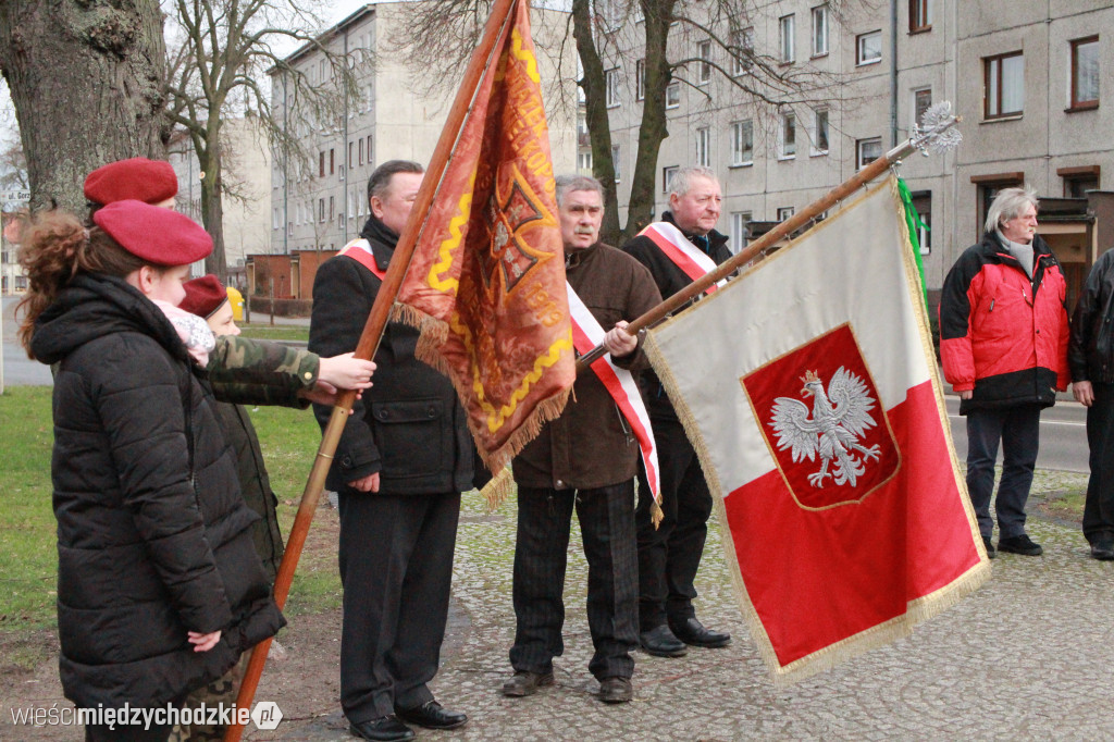 Złożenie kwiatów pod pomnikiem