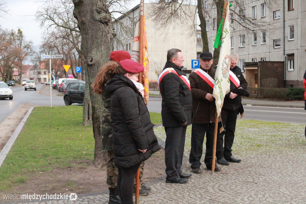 Złożenie kwiatów pod pomnikiem