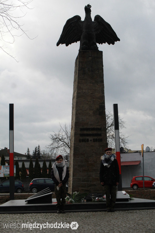 Złożenie kwiatów pod pomnikiem