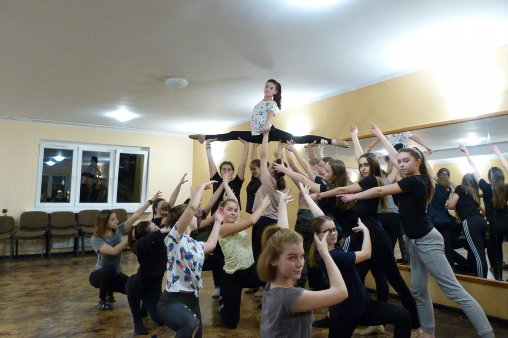 Studio Tańca REMIX ćwiczy przed urodzinami