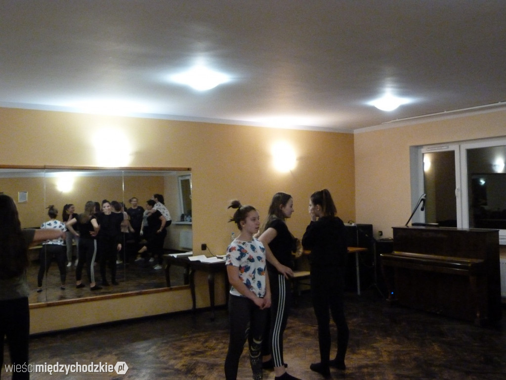 Studio Tańca REMIX ćwiczy przed urodzinami