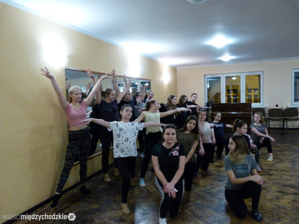 Studio Tańca REMIX ćwiczy przed urodzinami