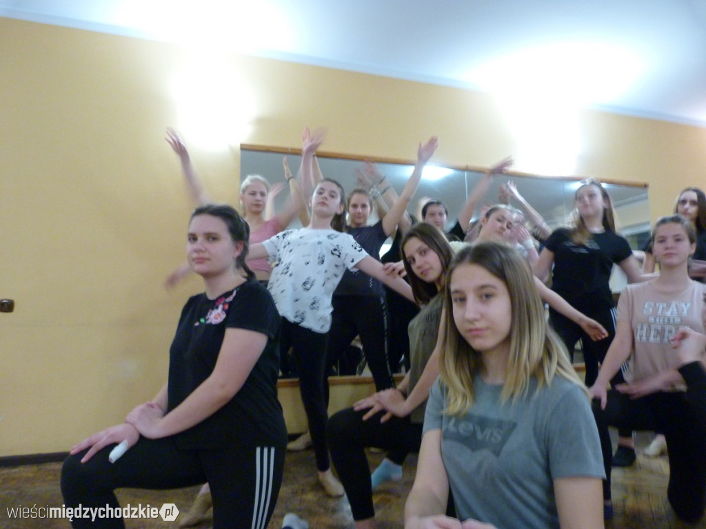 Studio Tańca REMIX ćwiczy przed urodzinami