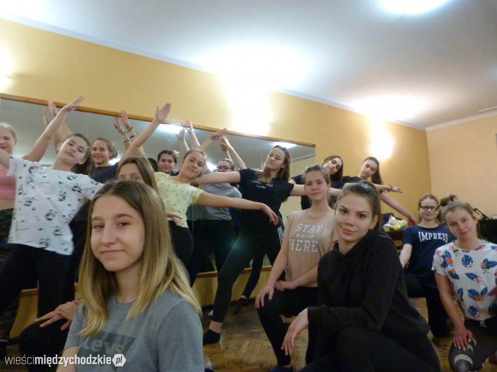 Studio Tańca REMIX ćwiczy przed urodzinami