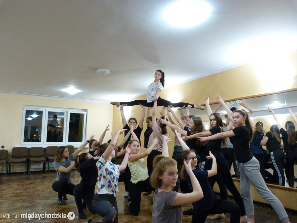 Studio Tańca REMIX ćwiczy przed urodzinami