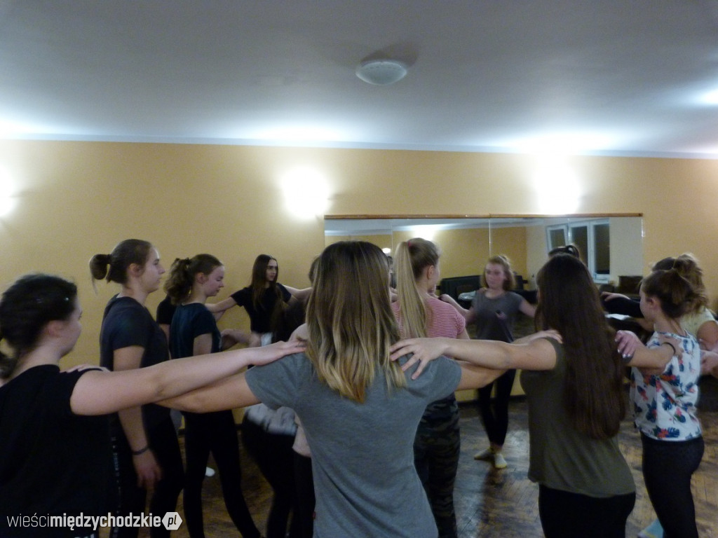 Studio Tańca REMIX ćwiczy przed urodzinami