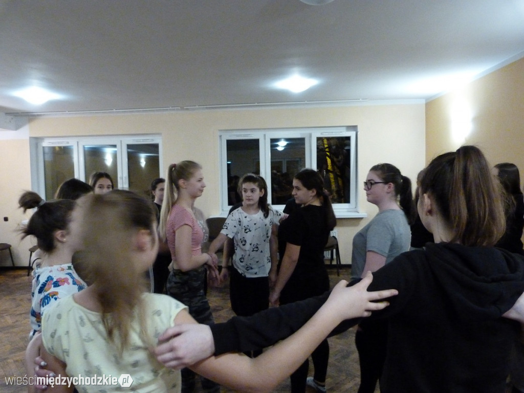 Studio Tańca REMIX ćwiczy przed urodzinami