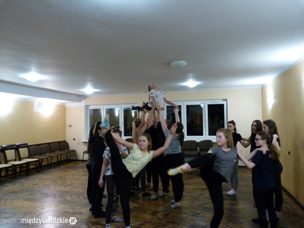 Studio Tańca REMIX ćwiczy przed urodzinami