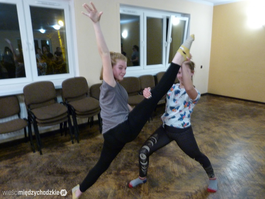 Studio Tańca REMIX ćwiczy przed urodzinami