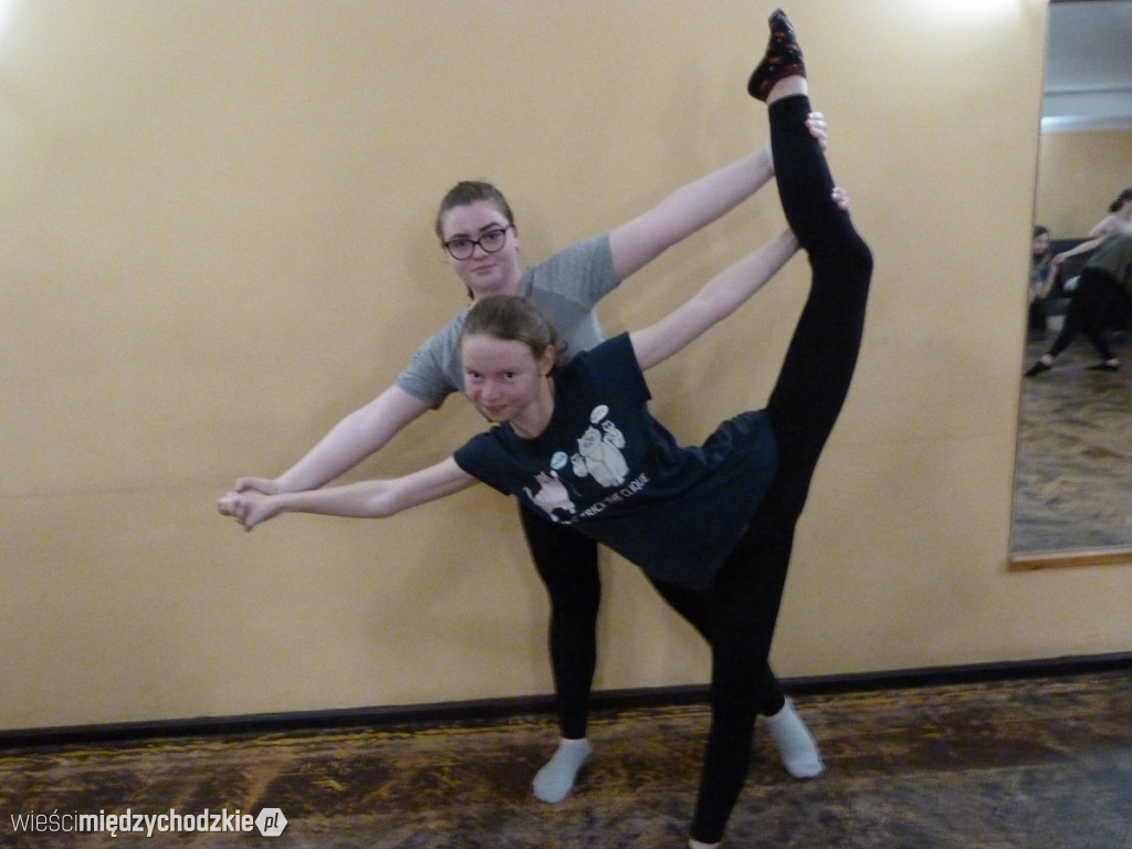 Studio Tańca REMIX ćwiczy przed urodzinami