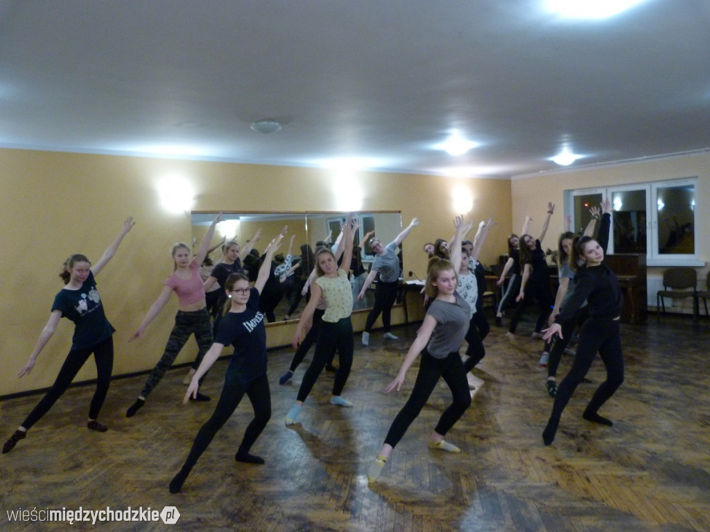 Studio Tańca REMIX ćwiczy przed urodzinami