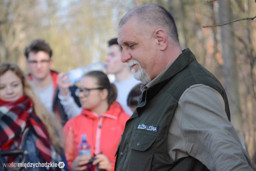 Uczniowie Liceum sadzą las