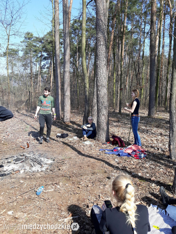 Uczniowie Liceum sadzą las