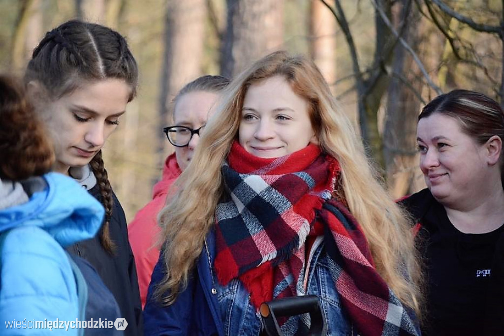 Uczniowie Liceum sadzą las