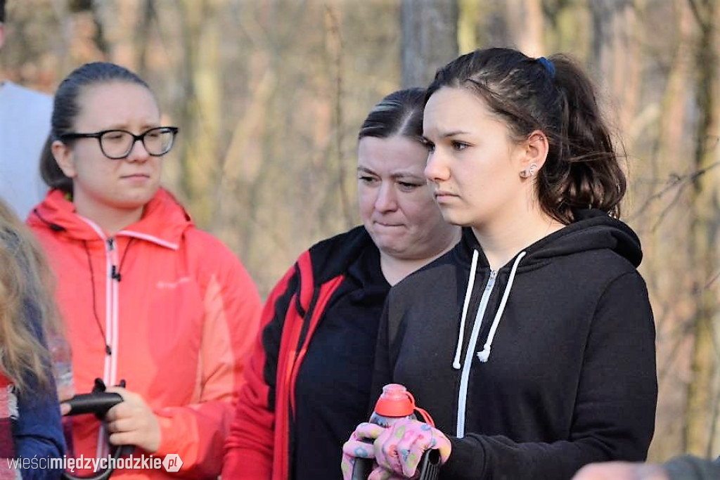 Uczniowie Liceum sadzą las