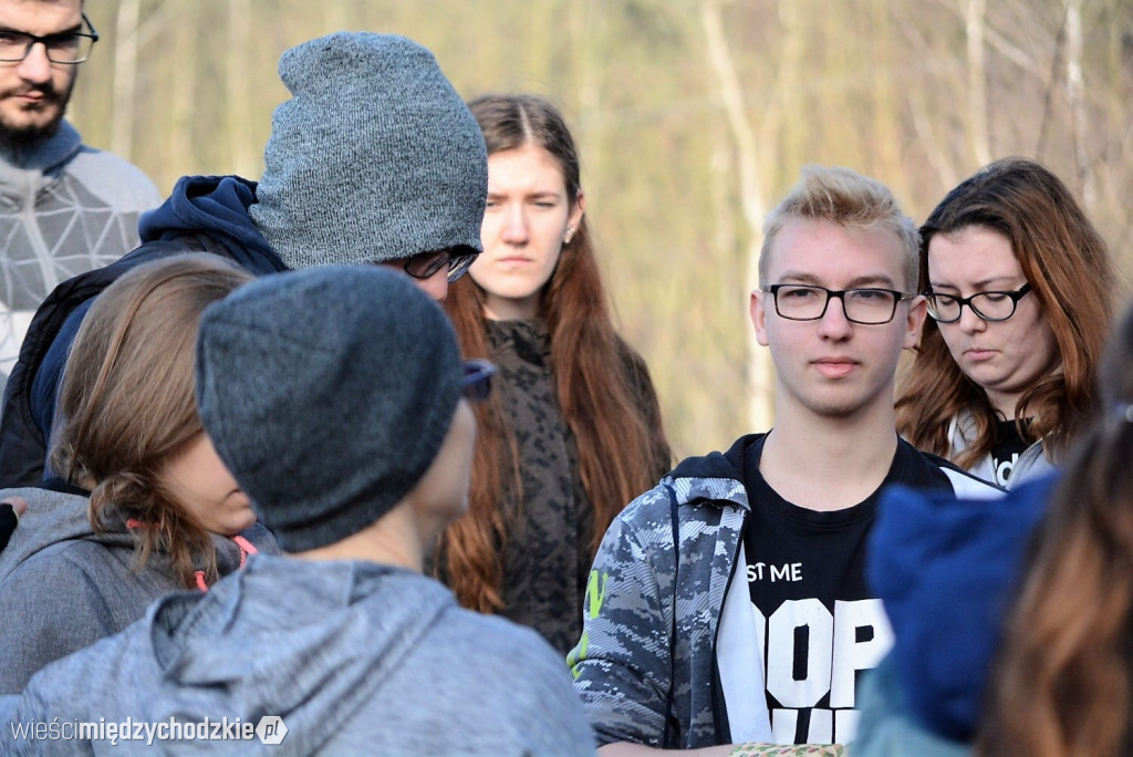 Uczniowie Liceum sadzą las