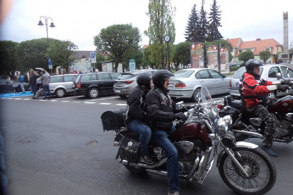 Parada motocyklistów w Sierakowie
