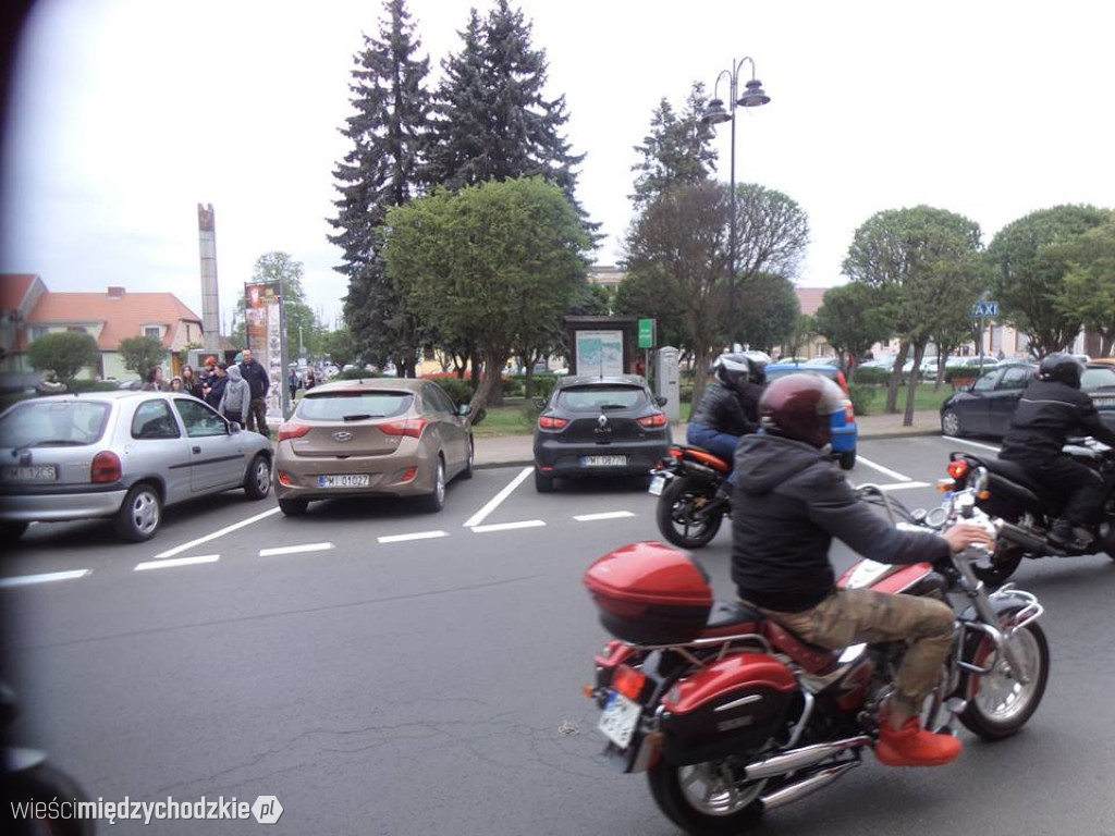 Parada motocyklistów w Sierakowie