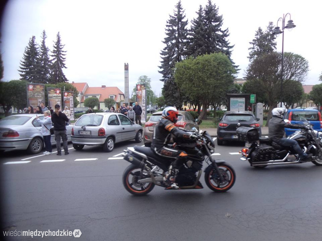 Parada motocyklistów w Sierakowie