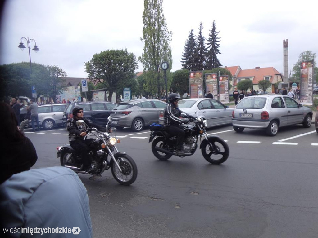 Parada motocyklistów w Sierakowie