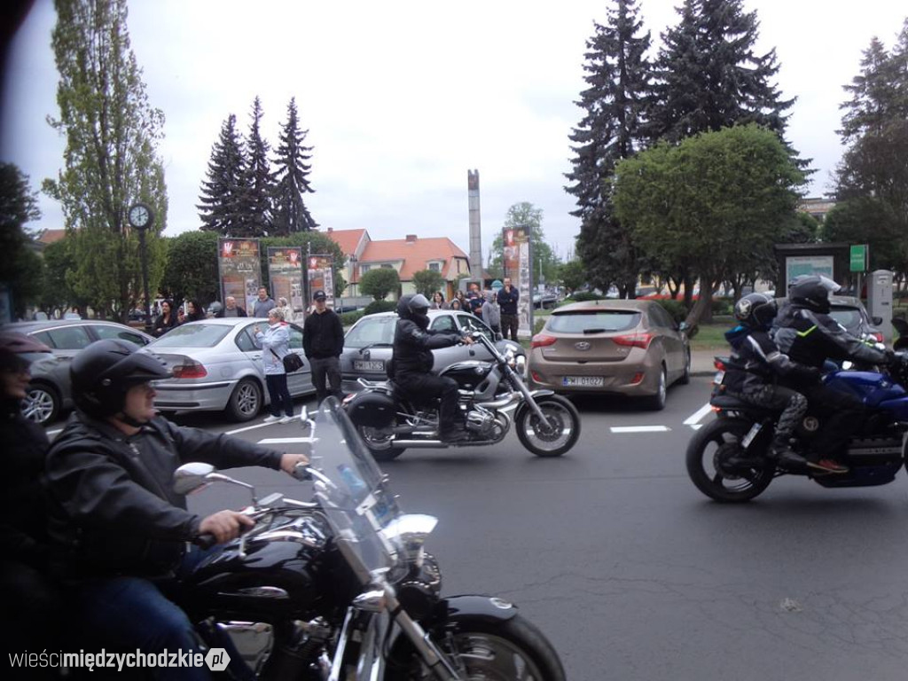 Parada motocyklistów w Sierakowie