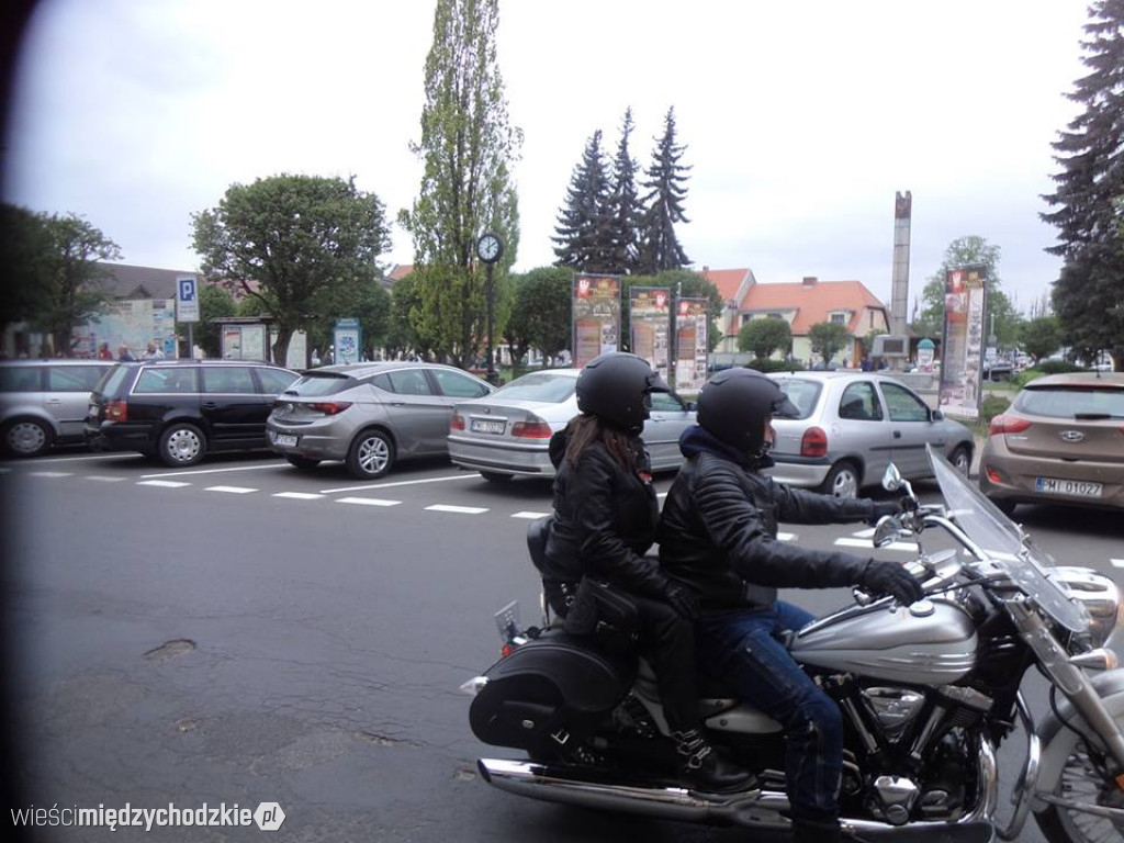 Parada motocyklistów w Sierakowie