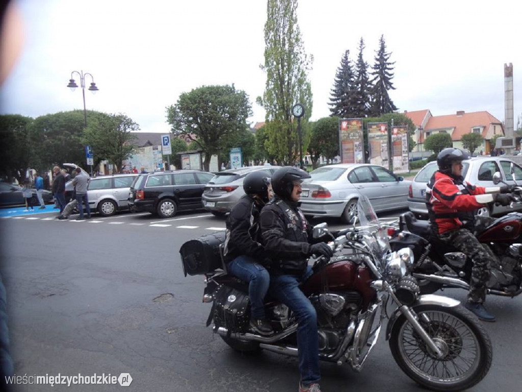 Parada motocyklistów w Sierakowie