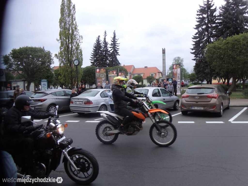 Parada motocyklistów w Sierakowie