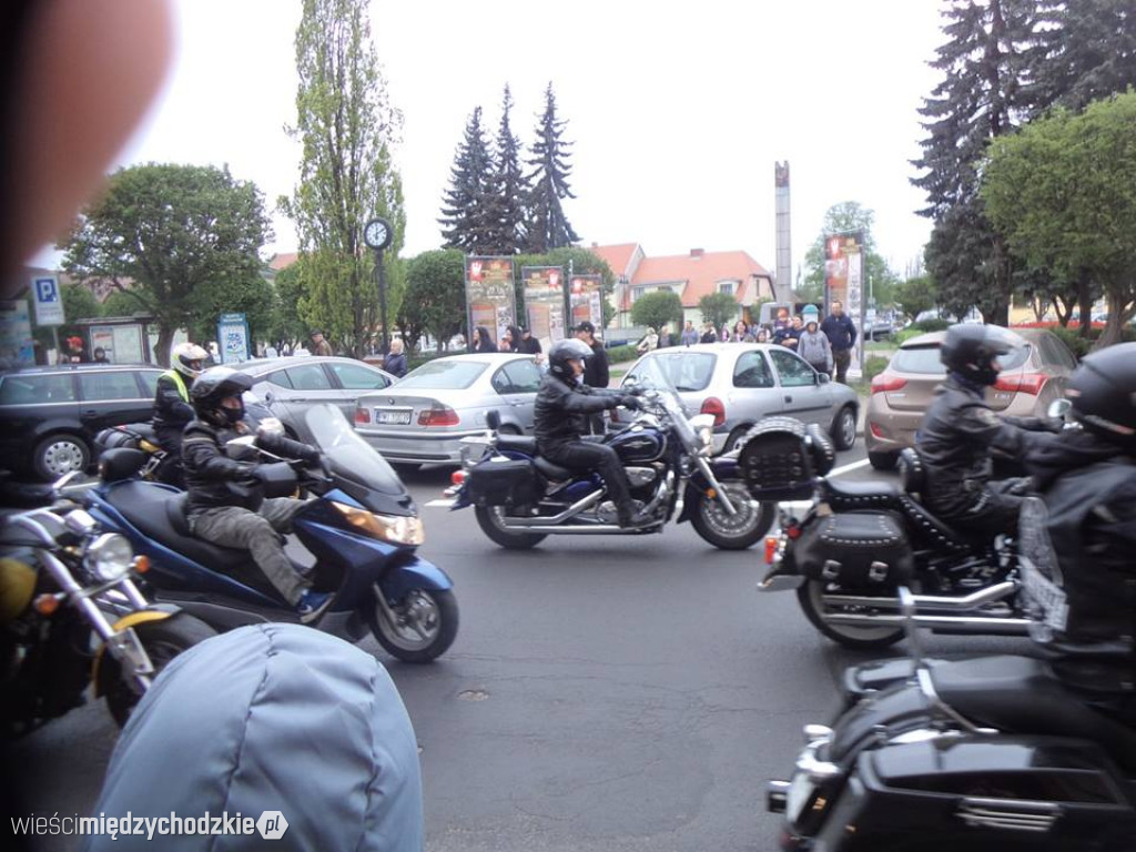 Parada motocyklistów w Sierakowie