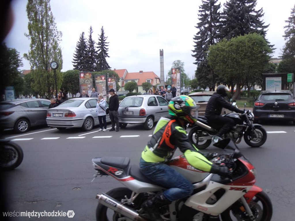 Parada motocyklistów w Sierakowie