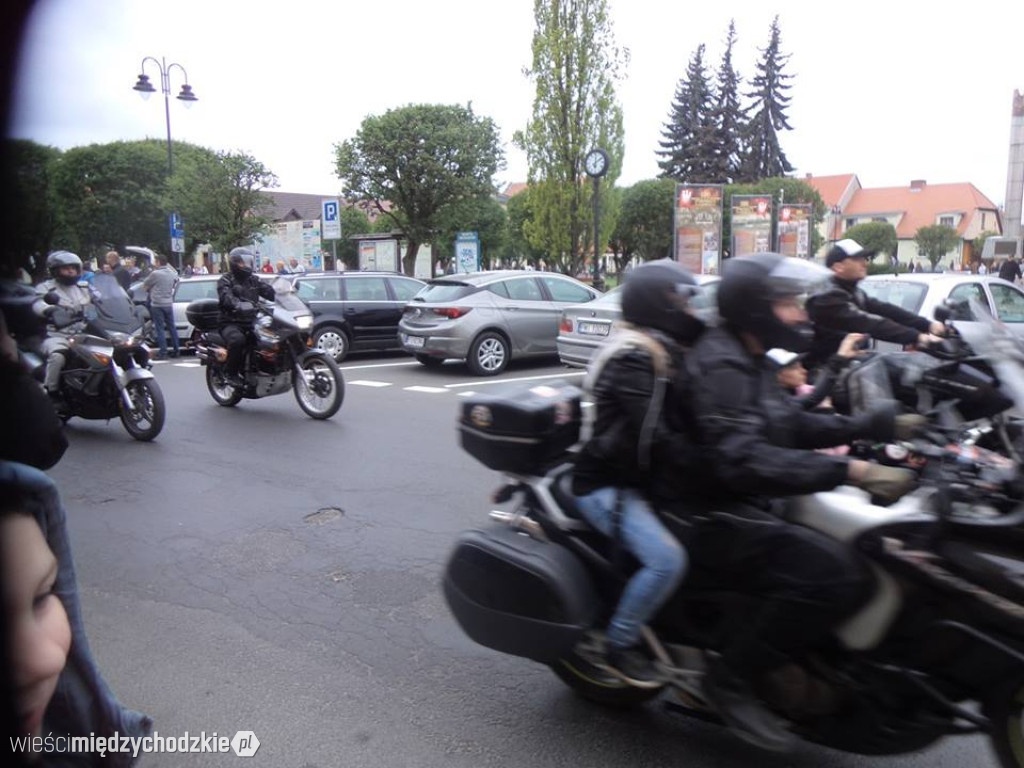 Parada motocyklistów w Sierakowie