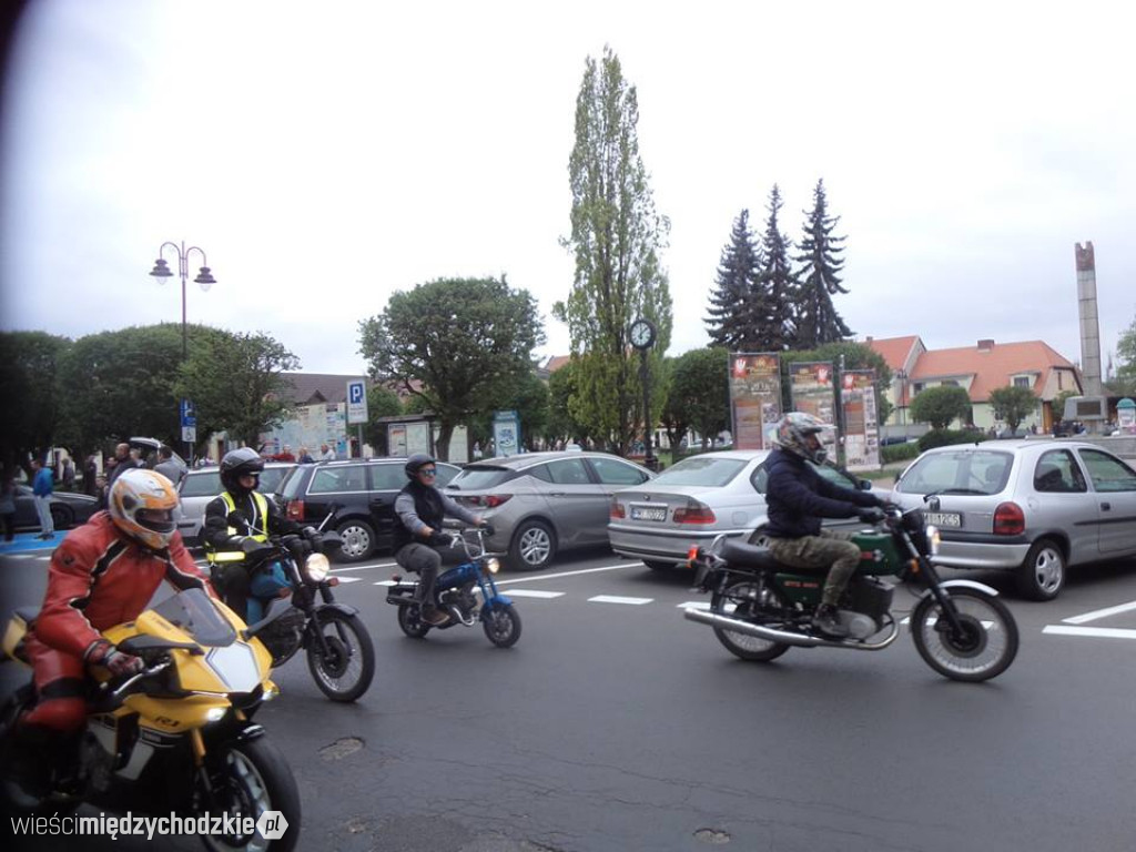 Parada motocyklistów w Sierakowie