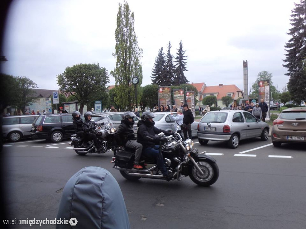 Parada motocyklistów w Sierakowie