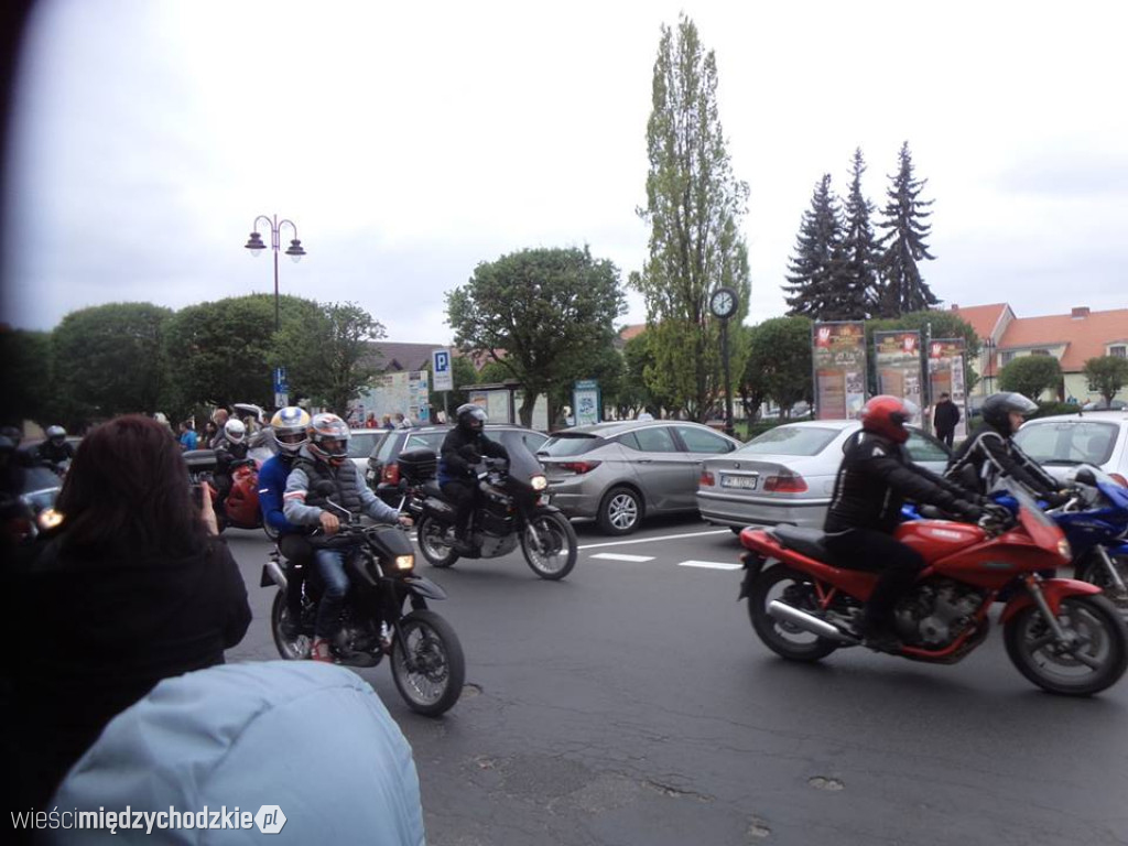 Parada motocyklistów w Sierakowie