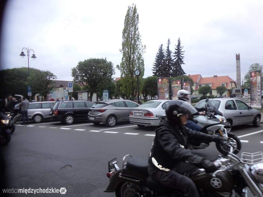 Parada motocyklistów w Sierakowie