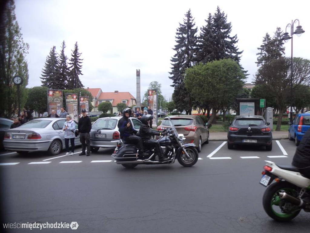 Parada motocyklistów w Sierakowie