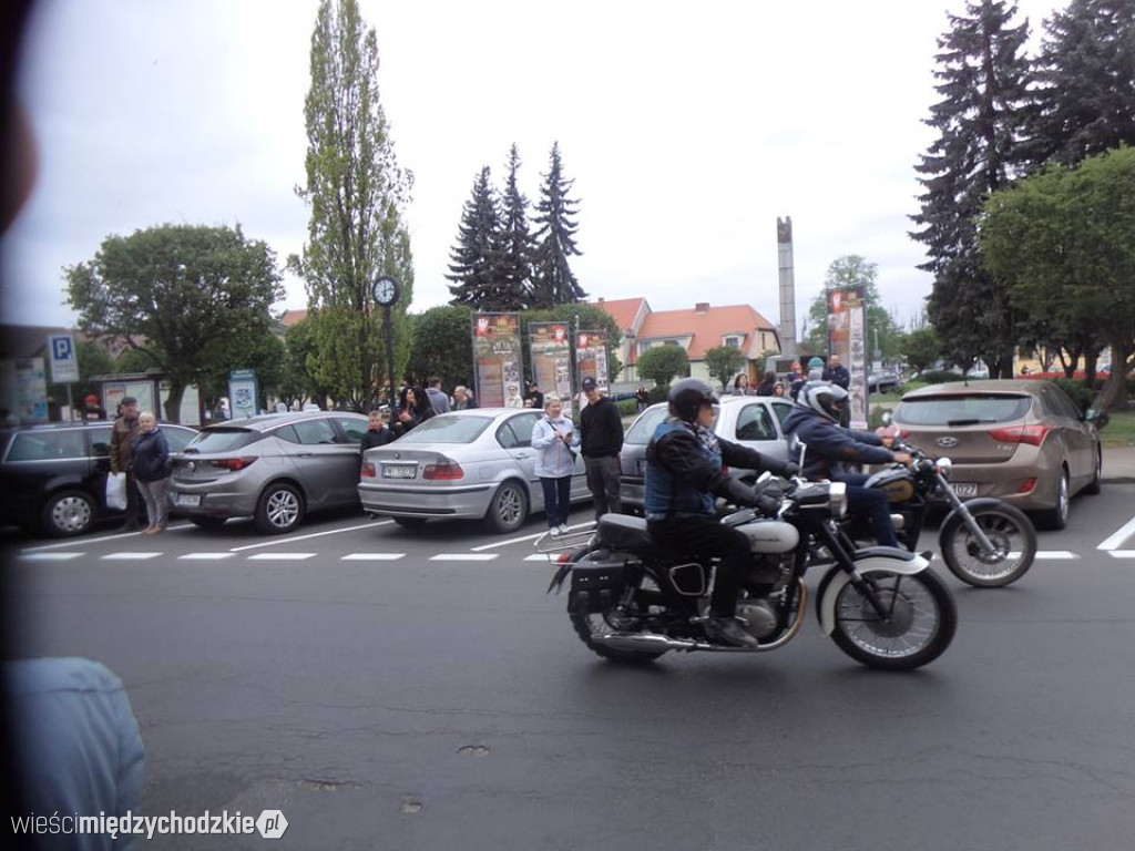 Parada motocyklistów w Sierakowie