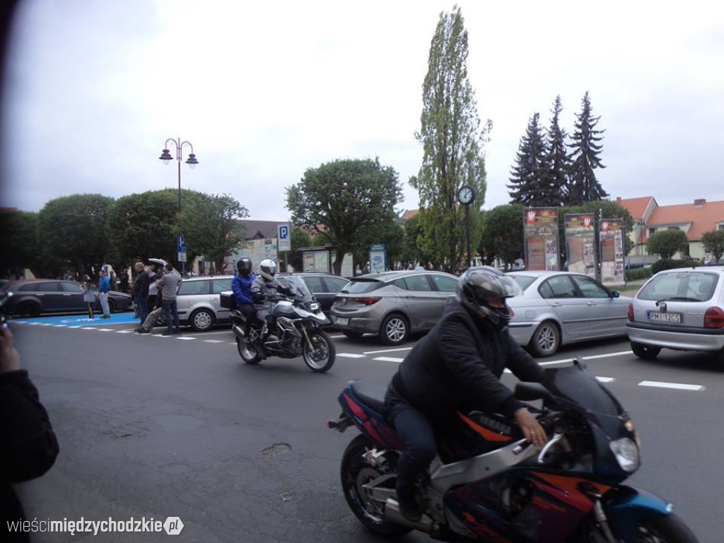 Parada motocyklistów w Sierakowie