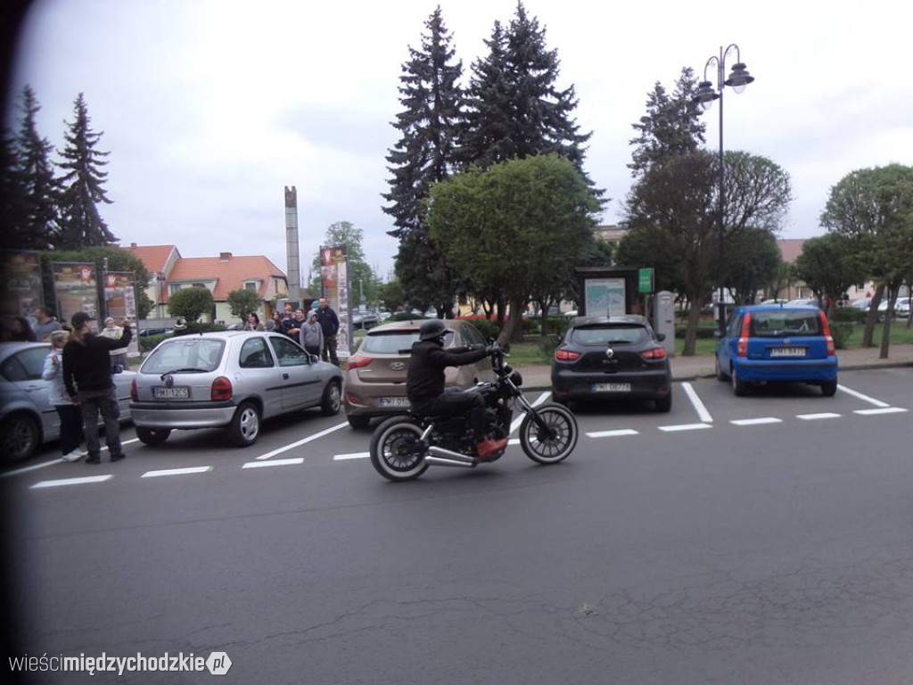 Parada motocyklistów w Sierakowie