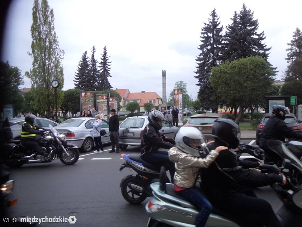 Parada motocyklistów w Sierakowie
