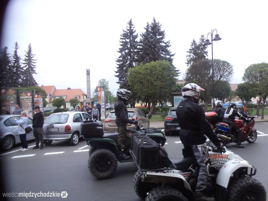 Parada motocyklistów w Sierakowie